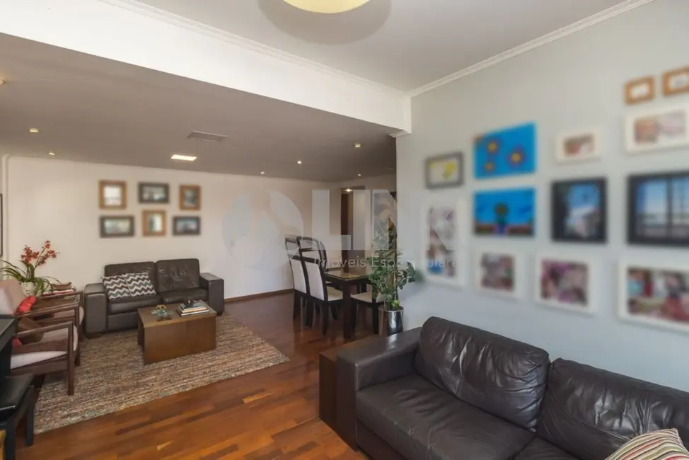 Apartamento com 3 quartos à venda, 110m2 em Moinhos de Vento, Porto Alegre - RS - imagem 6 Foto 6 de Apartamento com 3 quartos à venda, 110m2 em Moinhos de Vento, Porto Alegre - RS