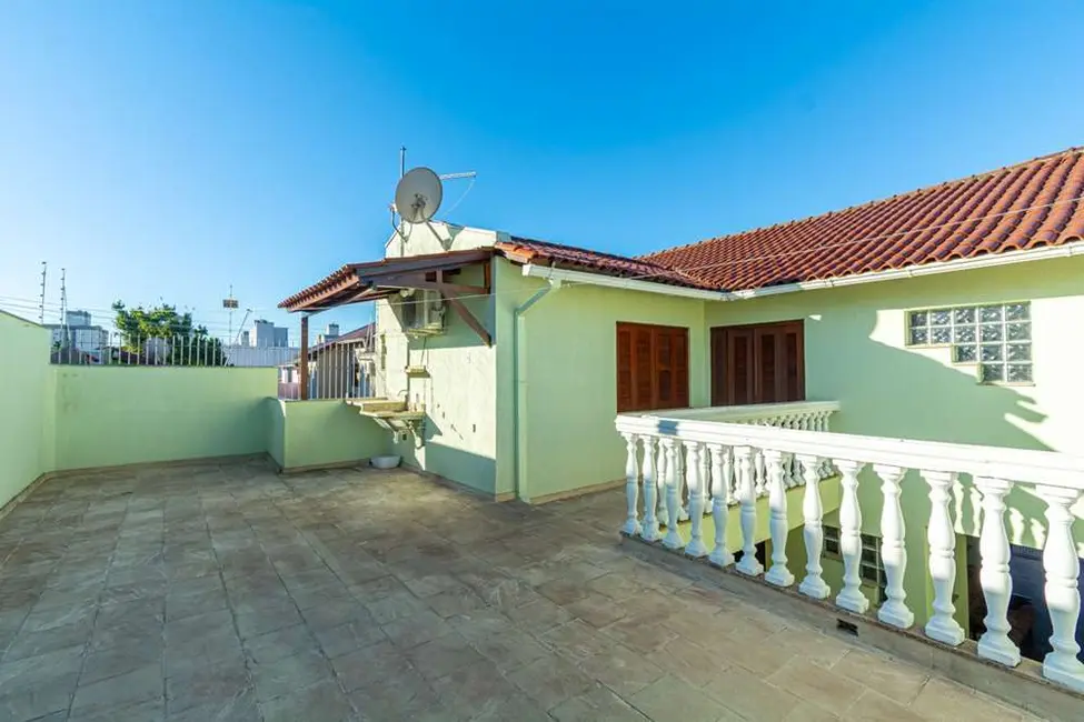Casa com 4 quartos à venda, 226m2 em Igara, Canoas - RS - imagem 7 Foto 7 de Casa com 4 quartos à venda, 226m2 em Igara, Canoas - RS