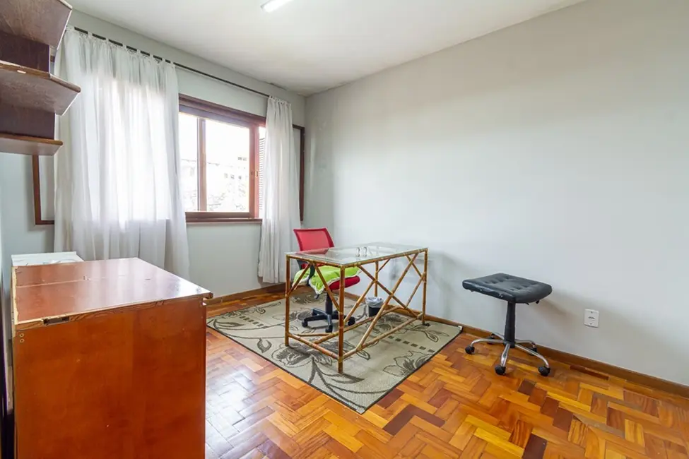 Casa com 4 quartos à venda, 220m2 em São José, Canoas - RS - imagem 5 Foto 5 de Casa com 4 quartos à venda, 220m2 em São José, Canoas - RS