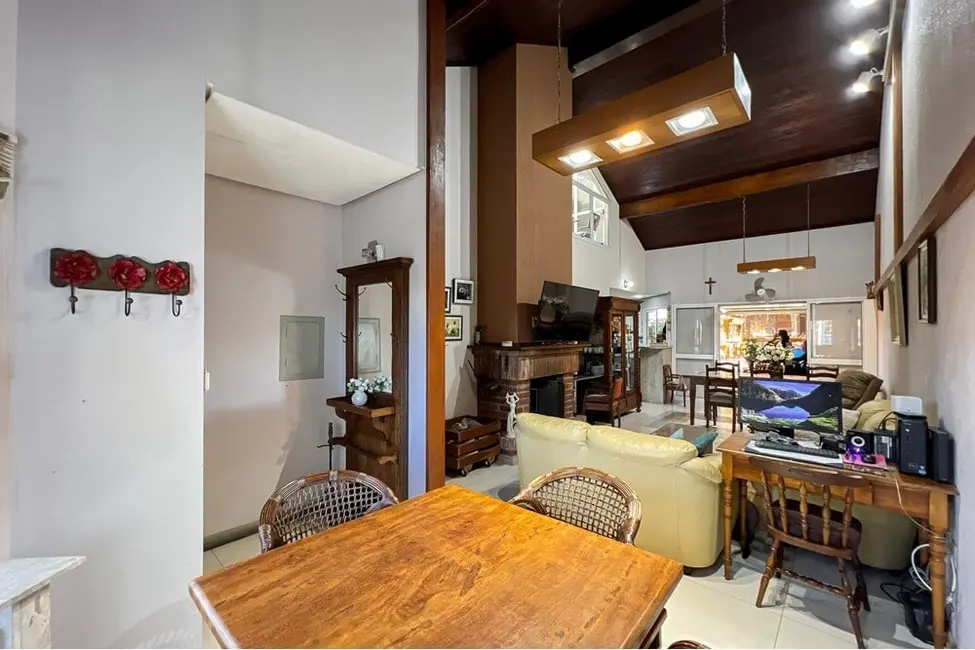 Casa com 4 quartos à venda, 200m2 em Igara, Canoas - RS - imagem 9 Foto 9 de Casa com 4 quartos à venda, 200m2 em Igara, Canoas - RS