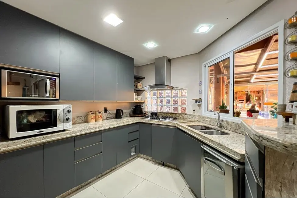 Casa com 4 quartos à venda, 200m2 em Igara, Canoas - RS - imagem 6 Foto 6 de Casa com 4 quartos à venda, 200m2 em Igara, Canoas - RS