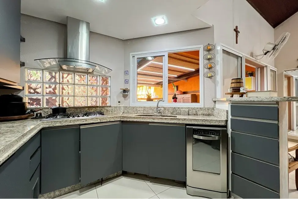Casa com 4 quartos à venda, 200m2 em Igara, Canoas - RS - imagem 7 Foto 7 de Casa com 4 quartos à venda, 200m2 em Igara, Canoas - RS