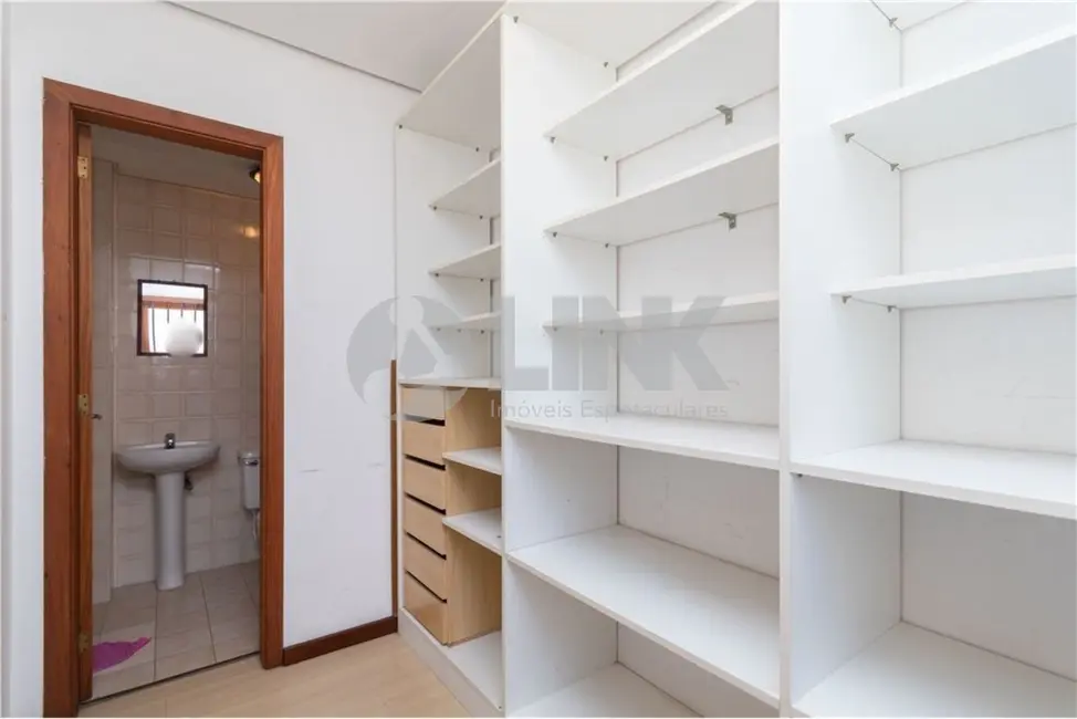 Apartamento com 3 quartos à venda, 237m2 em Moinhos de Vento, Porto Alegre - RS - imagem 9 Foto 9 de Apartamento com 3 quartos à venda, 237m2 em Moinhos de Vento, Porto Alegre - RS