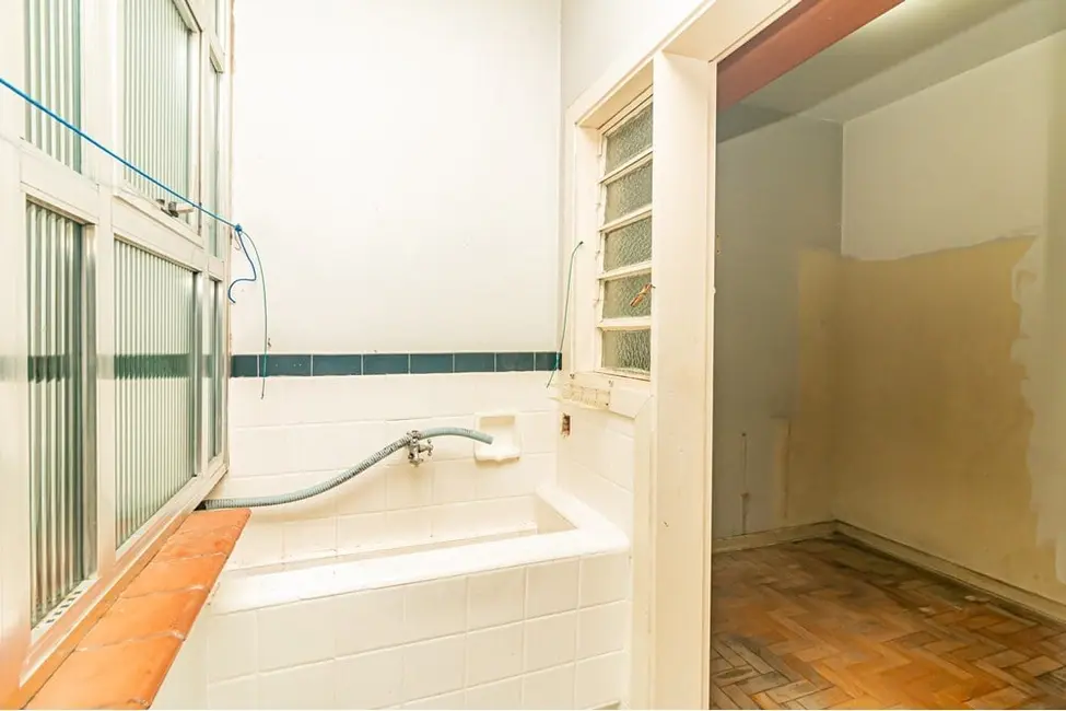 Apartamento com 3 quartos à venda, 149m2 em Centro Histórico, Porto Alegre - RS - imagem 5 Foto 5 de Apartamento com 3 quartos à venda, 149m2 em Centro Histórico, Porto Alegre - RS
