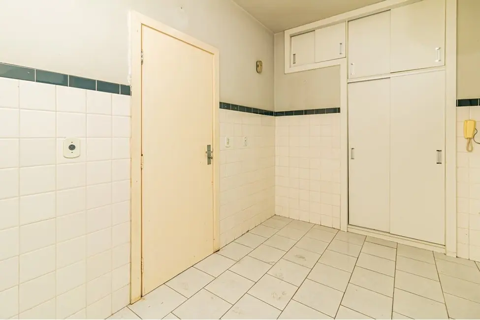 Apartamento com 3 quartos à venda, 149m2 em Centro Histórico, Porto Alegre - RS - imagem 3 Foto 3 de Apartamento com 3 quartos à venda, 149m2 em Centro Histórico, Porto Alegre - RS