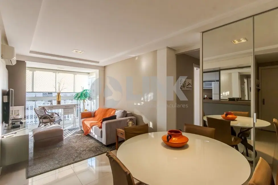 Foto 2 de Apartamento com 2 quartos à venda, 68m2 em Passo da Areia, Porto Alegre - RS