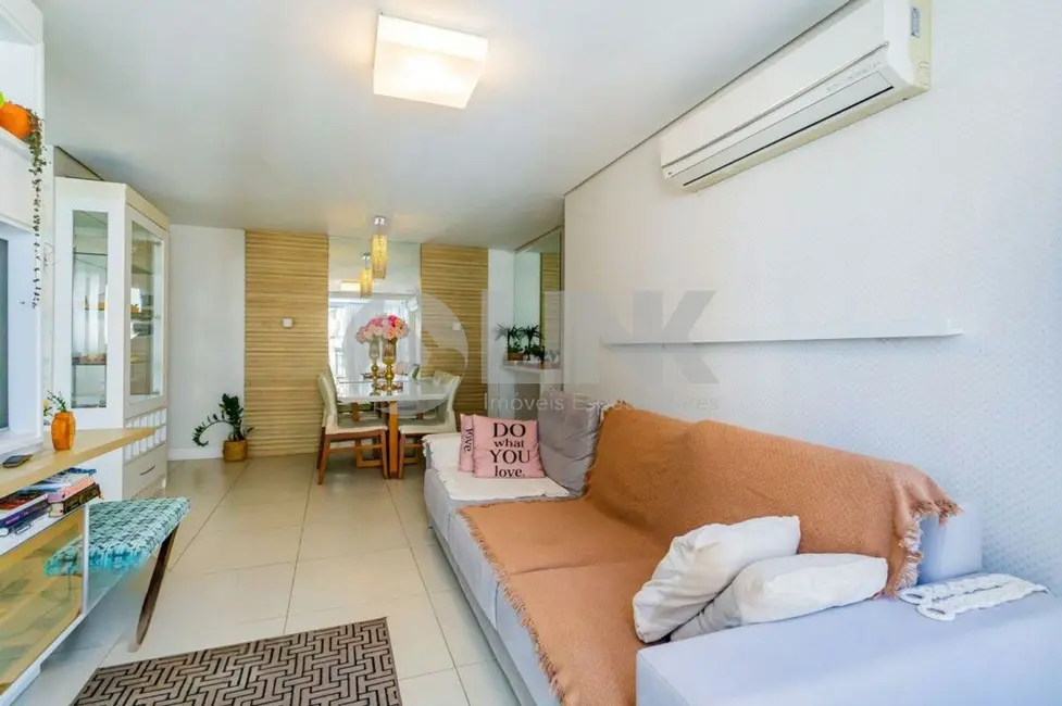 Foto 2 de Apartamento com 2 quartos à venda, 68m2 em Passo da Areia, Porto Alegre - RS