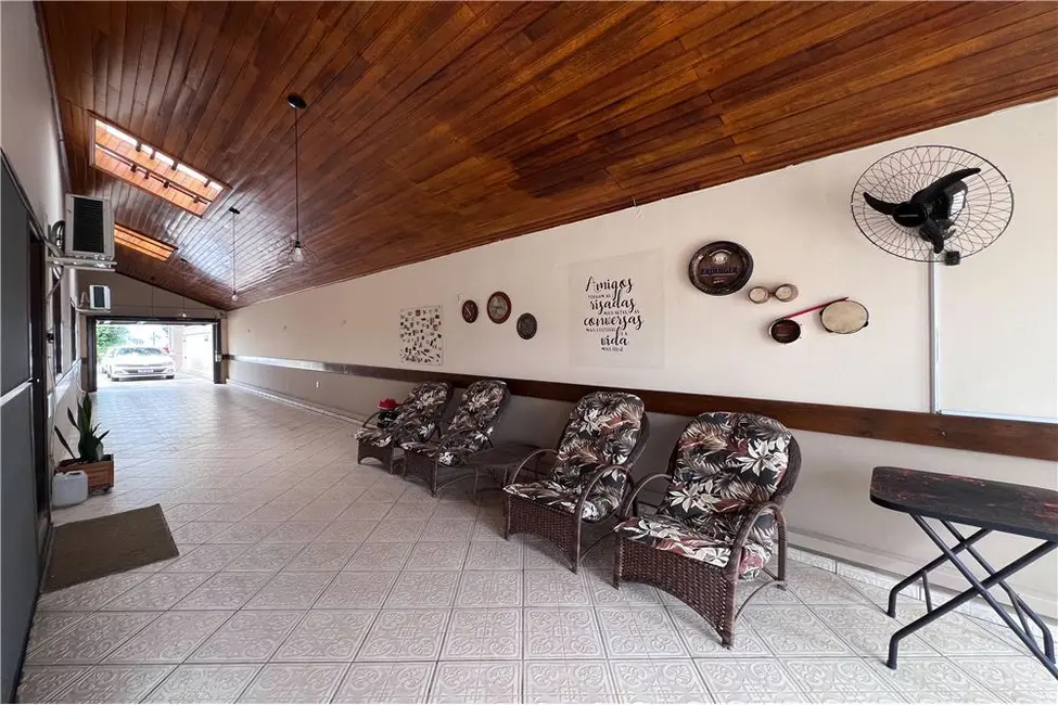 Casa com 3 quartos à venda, 204m2 em Nossa Senhora das Graças, Canoas - RS - imagem 8 Foto 8 de Casa com 3 quartos à venda, 204m2 em Nossa Senhora das Graças, Canoas - RS