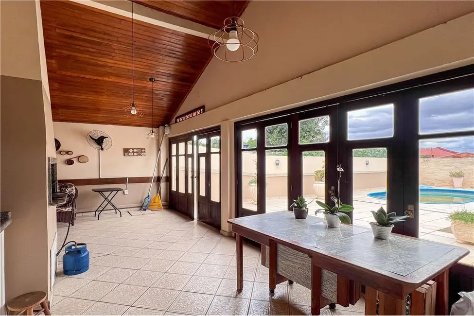 Casa com 3 quartos à venda, 204m2 em Nossa Senhora das Graças, Canoas - RS - imagem 7 Foto 7 de Casa com 3 quartos à venda, 204m2 em Nossa Senhora das Graças, Canoas - RS
