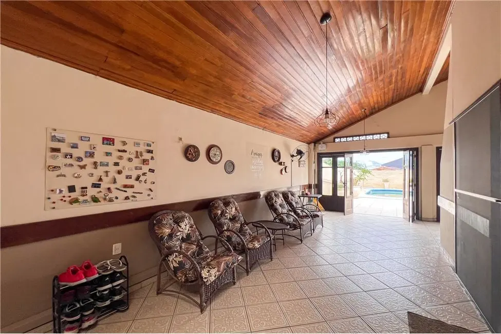 Casa com 3 quartos à venda, 204m2 em Nossa Senhora das Graças, Canoas - RS - imagem 3 Foto 3 de Casa com 3 quartos à venda, 204m2 em Nossa Senhora das Graças, Canoas - RS