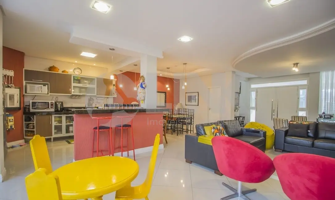 Casa de Condomínio com 3 quartos à venda, 223m2 em Porto Alegre - RS - imagem 5 Foto 5 de Casa de Condomínio com 3 quartos à venda, 223m2 em Porto Alegre - RS