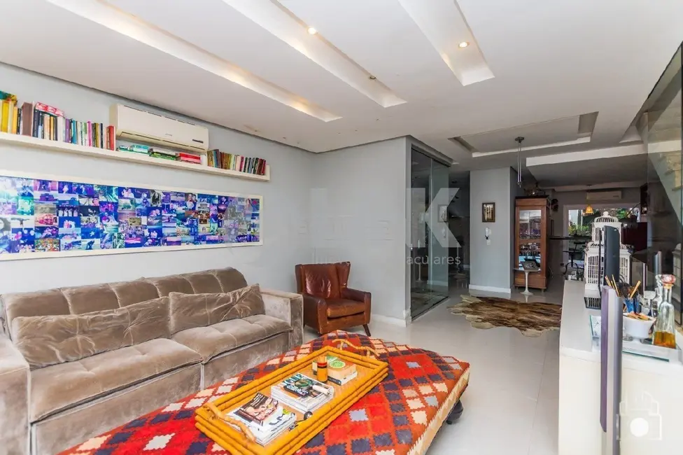 Casa com 3 quartos à venda, 280m2 em Jardim Lindóia, Porto Alegre - RS - imagem 3 Foto 3 de Casa com 3 quartos à venda, 280m2 em Jardim Lindóia, Porto Alegre - RS