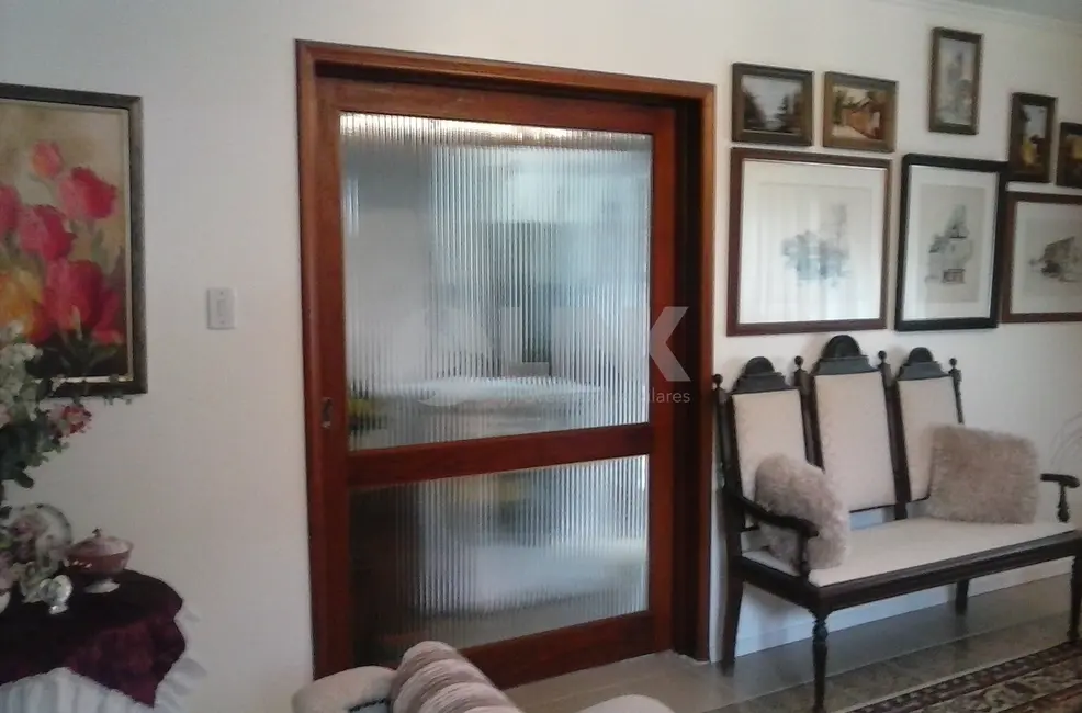 Casa com 4 quartos à venda, 303m2 em Jardim Lindóia, Porto Alegre - RS - imagem 5 Foto 5 de Casa com 4 quartos à venda, 303m2 em Jardim Lindóia, Porto Alegre - RS