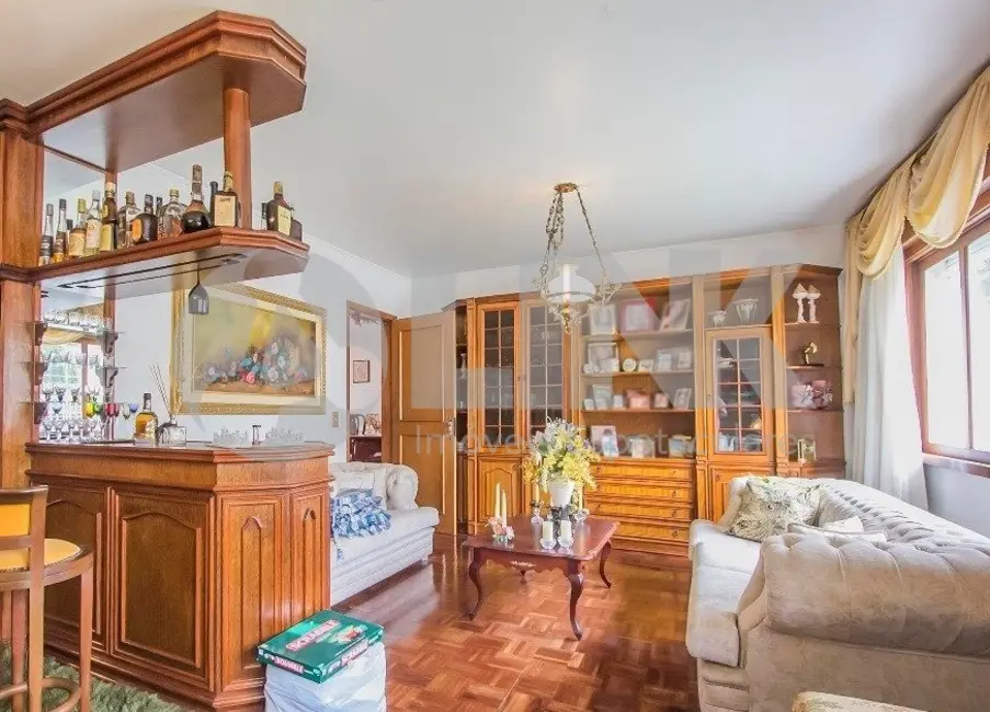 Casa com 3 quartos à venda, 352m2 em Jardim Lindóia, Porto Alegre - RS - imagem 3 Foto 3 de Casa com 3 quartos à venda, 352m2 em Jardim Lindóia, Porto Alegre - RS