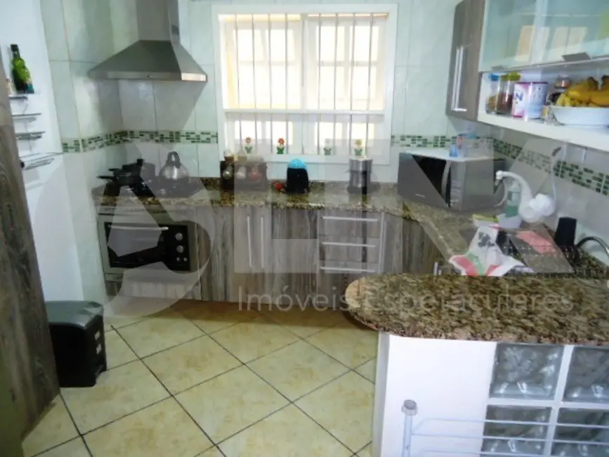 Casa com 3 quartos à venda, 200m2 em Jardim Itu, Porto Alegre - RS - imagem 6 Foto 6 de Casa com 3 quartos à venda, 200m2 em Jardim Itu, Porto Alegre - RS