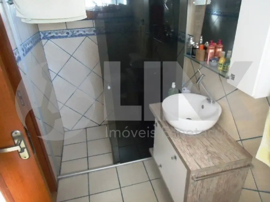 Casa com 3 quartos à venda, 200m2 em Jardim Itu, Porto Alegre - RS - imagem 9 Foto 9 de Casa com 3 quartos à venda, 200m2 em Jardim Itu, Porto Alegre - RS