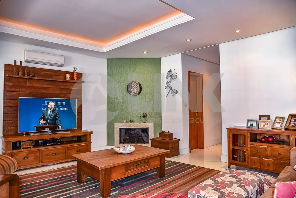 Casa com 3 quartos à venda, 248m2 em Porto Alegre - RS - imagem 3 Foto 3 de Casa com 3 quartos à venda, 248m2 em Porto Alegre - RS