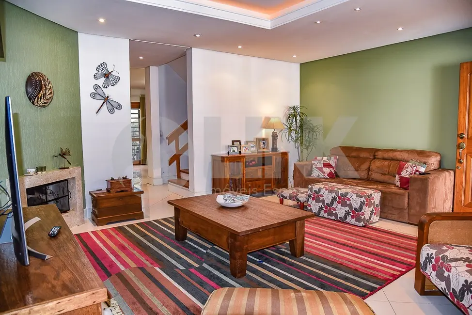 Casa com 3 quartos à venda, 248m2 em Porto Alegre - RS - imagem 1 Foto 1 de Casa com 3 quartos à venda, 248m2 em Porto Alegre - RS