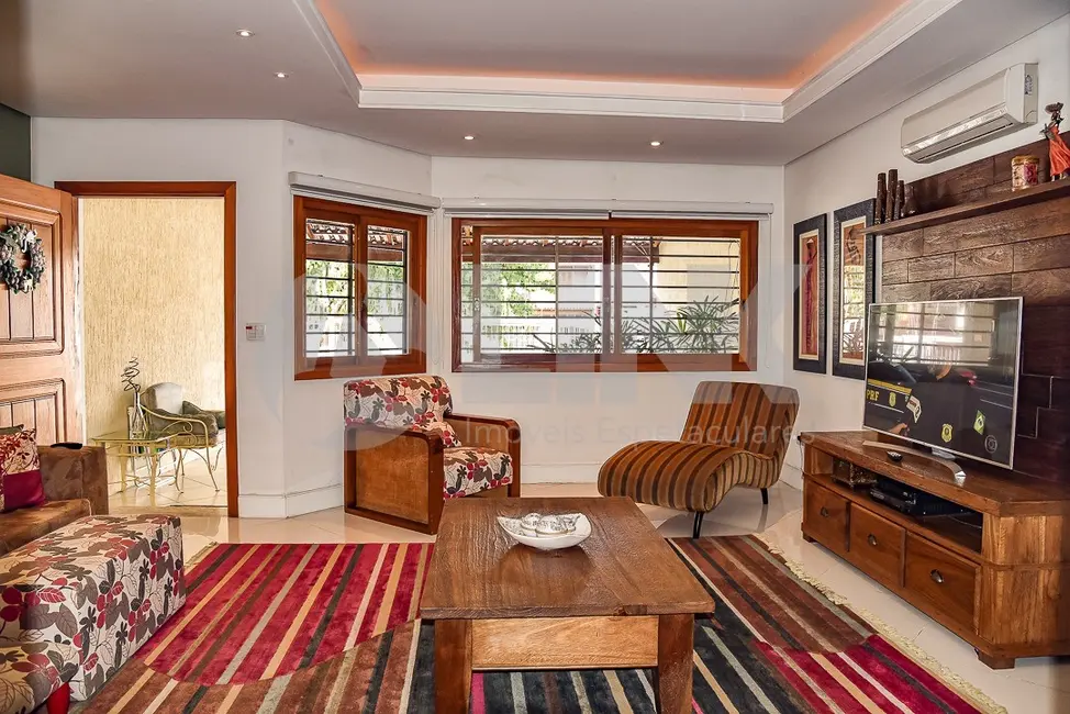 Casa com 3 quartos à venda, 248m2 em Porto Alegre - RS - imagem 2 Foto 2 de Casa com 3 quartos à venda, 248m2 em Porto Alegre - RS