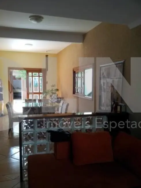 Casa com 3 quartos à venda, 260m2 em Porto Alegre - RS - imagem 4 Foto 4 de Casa com 3 quartos à venda, 260m2 em Porto Alegre - RS