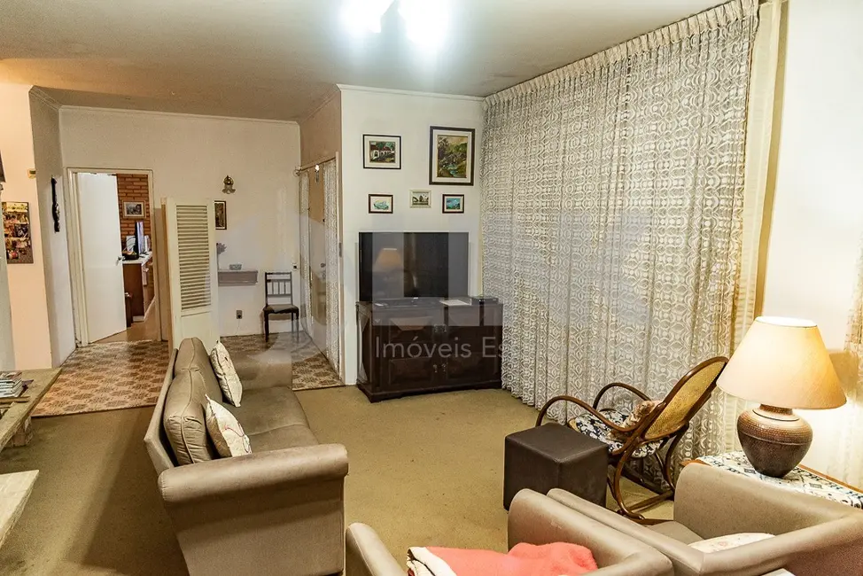 Casa com 3 quartos à venda, 304m2 em Jardim Lindóia, Porto Alegre - RS - imagem 6 Foto 6 de Casa com 3 quartos à venda, 304m2 em Jardim Lindóia, Porto Alegre - RS