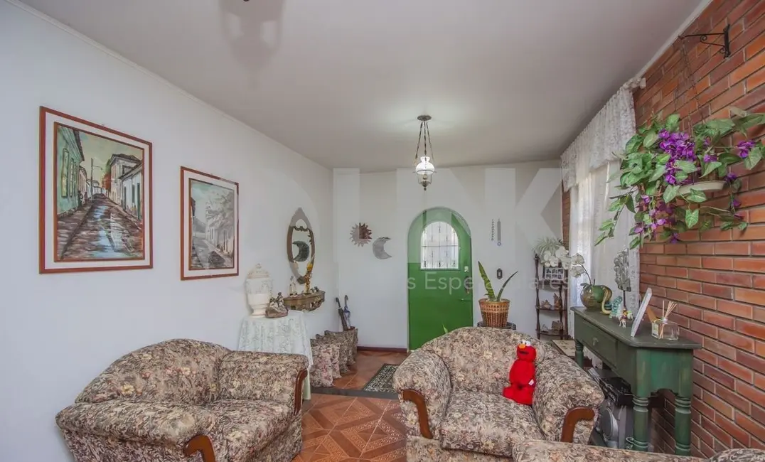 Casa com 3 quartos à venda, 205m2 em Passo da Areia, Porto Alegre - RS - imagem 3 Foto 3 de Casa com 3 quartos à venda, 205m2 em Passo da Areia, Porto Alegre - RS