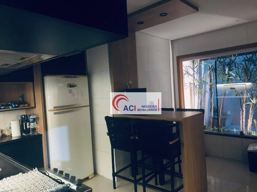 Casa de Condomínio com 3 quartos à venda e para alugar, 300m2 em Transurb, Itapevi - SP - imagem 8 Foto 8 de Casa de Condomínio com 3 quartos à venda e para alugar, 300m2 em Transurb, Itapevi - SP