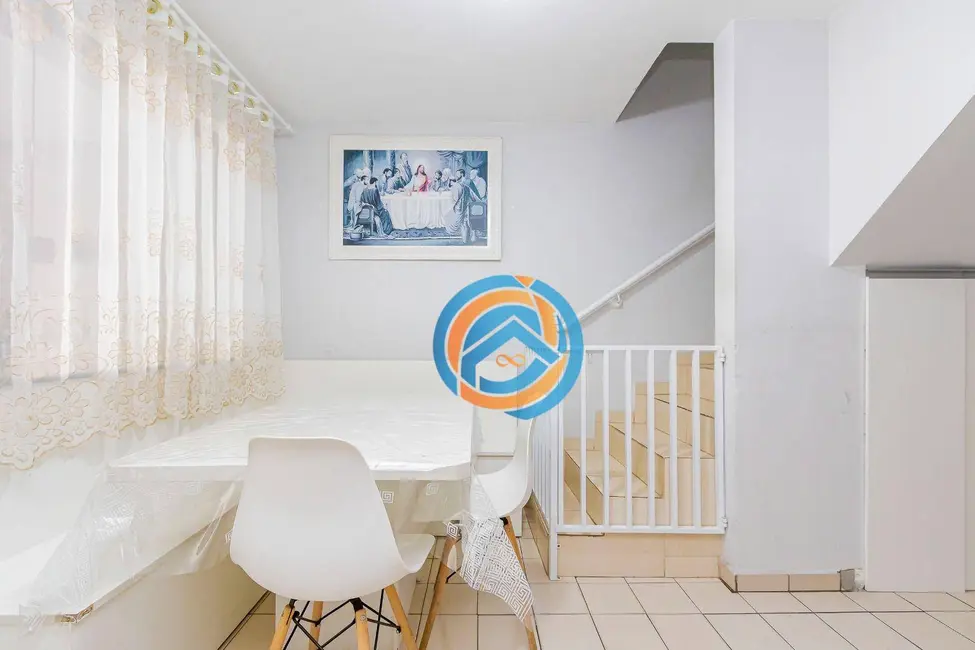 Sobrado com 4 quartos à venda, 198m2 em Sítio Cercado, Curitiba - PR - imagem 4 Foto 4 de Sobrado com 4 quartos à venda, 198m2 em Sítio Cercado, Curitiba - PR