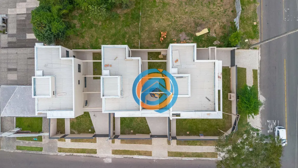 Sobrado com 3 quartos à venda, 145m2 em Uberaba, Curitiba - PR - imagem 4 Foto 4 de Sobrado com 3 quartos à venda, 145m2 em Uberaba, Curitiba - PR