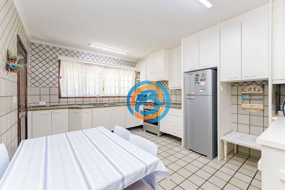 Sobrado com 4 quartos à venda, 456m2 em Centro, Pinhais - PR - imagem 9 Foto 9 de Sobrado com 4 quartos à venda, 456m2 em Centro, Pinhais - PR