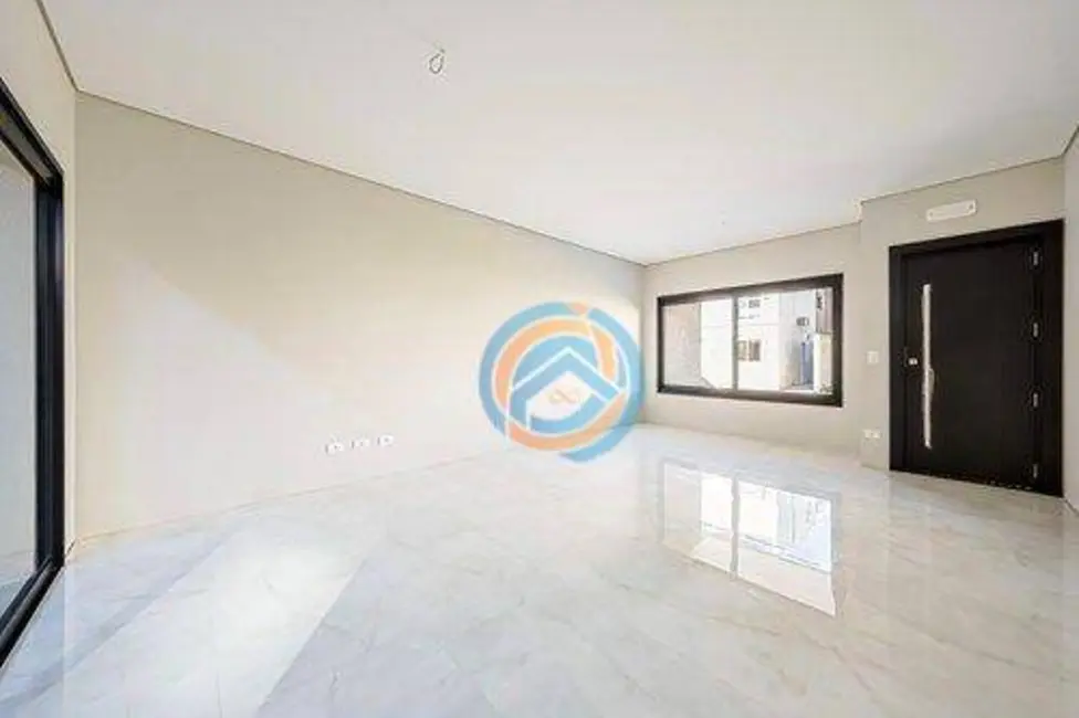 Sobrado com 3 quartos à venda, 170m2 em Curitiba - PR - imagem 8 Foto 8 de Sobrado com 3 quartos à venda, 170m2 em Curitiba - PR