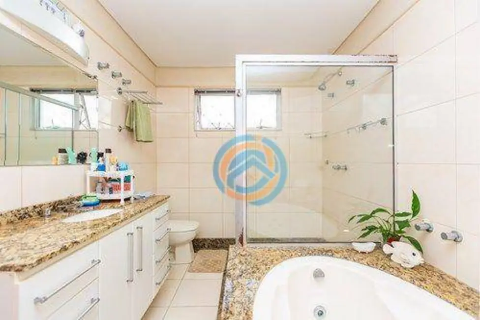 Sobrado com 5 quartos à venda, 183m2 em Mercês, Curitiba - PR - imagem 9 Foto 9 de Sobrado com 5 quartos à venda, 183m2 em Mercês, Curitiba - PR