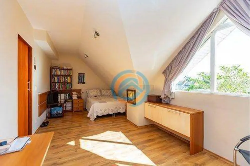 Sobrado com 5 quartos à venda, 183m2 em Mercês, Curitiba - PR - imagem 5 Foto 5 de Sobrado com 5 quartos à venda, 183m2 em Mercês, Curitiba - PR