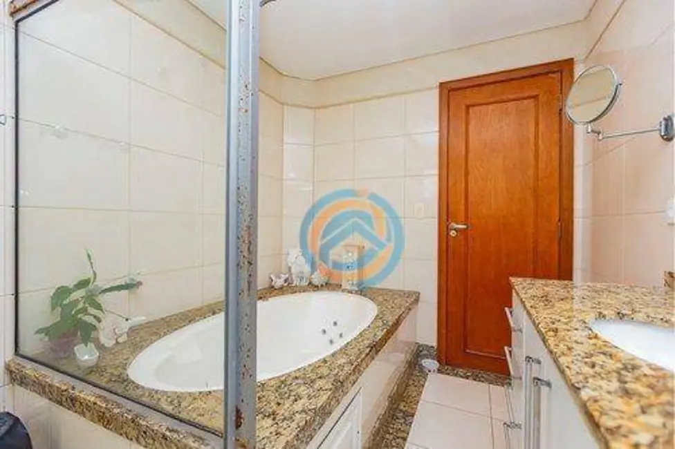 Sobrado com 5 quartos à venda, 183m2 em Mercês, Curitiba - PR - imagem 8 Foto 8 de Sobrado com 5 quartos à venda, 183m2 em Mercês, Curitiba - PR