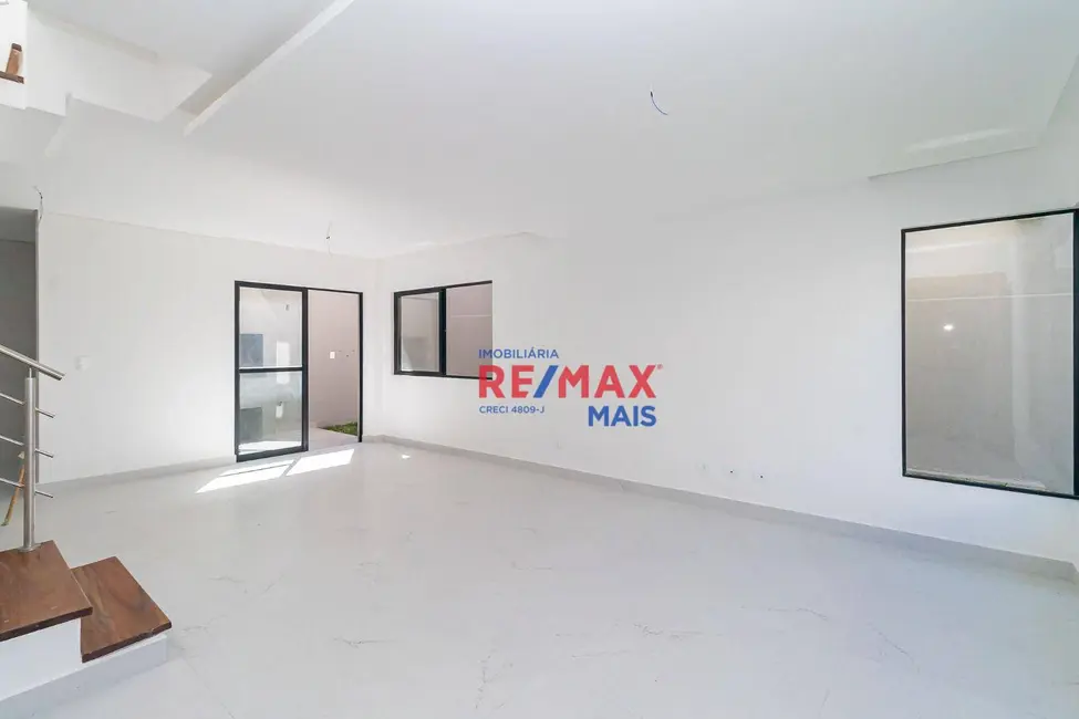 Sobrado com 3 quartos à venda, 121m2 em Uberaba, Curitiba - PR - imagem 3 Foto 3 de Sobrado com 3 quartos à venda, 121m2 em Uberaba, Curitiba - PR