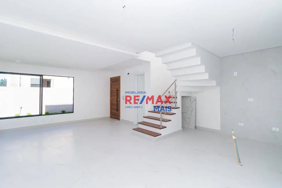 Sobrado com 3 quartos à venda, 121m2 em Uberaba, Curitiba - PR - imagem 4 Foto 4 de Sobrado com 3 quartos à venda, 121m2 em Uberaba, Curitiba - PR