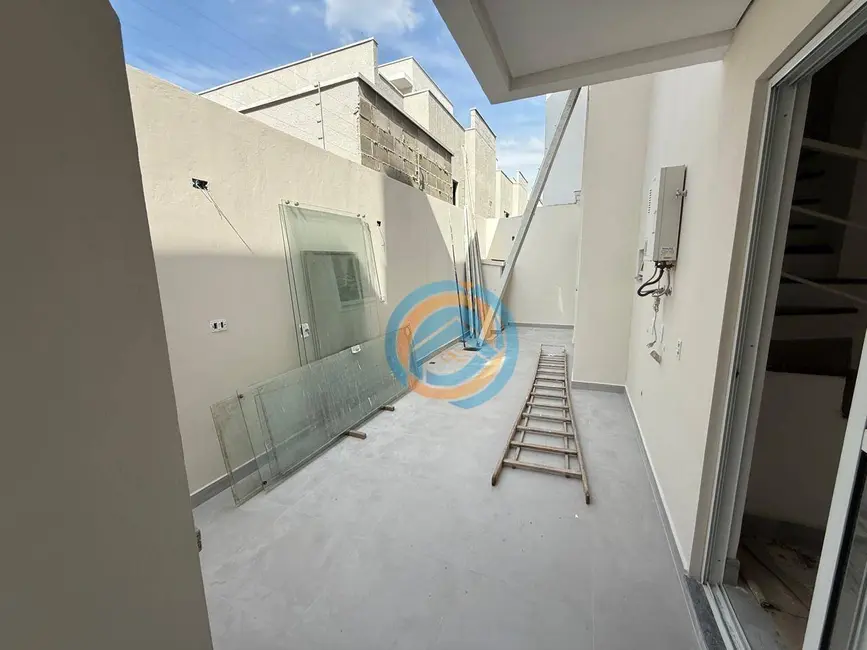 Sobrado com 3 quartos à venda, 145m2 em Uberaba, Curitiba - PR - imagem 6 Foto 6 de Sobrado com 3 quartos à venda, 145m2 em Uberaba, Curitiba - PR