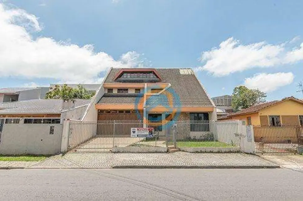 Casa com 4 quartos à venda, 360m2 em Capão Raso, Curitiba - PR - imagem 2 Foto 2 de Casa com 4 quartos à venda, 360m2 em Capão Raso, Curitiba - PR