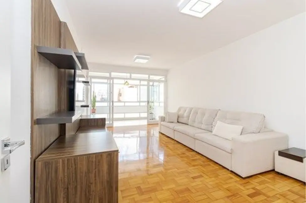 Apartamento com 3 quartos à venda, 220m2 em Centro, Curitiba - PR - imagem 3 Foto 3 de Apartamento com 3 quartos à venda, 220m2 em Centro, Curitiba - PR