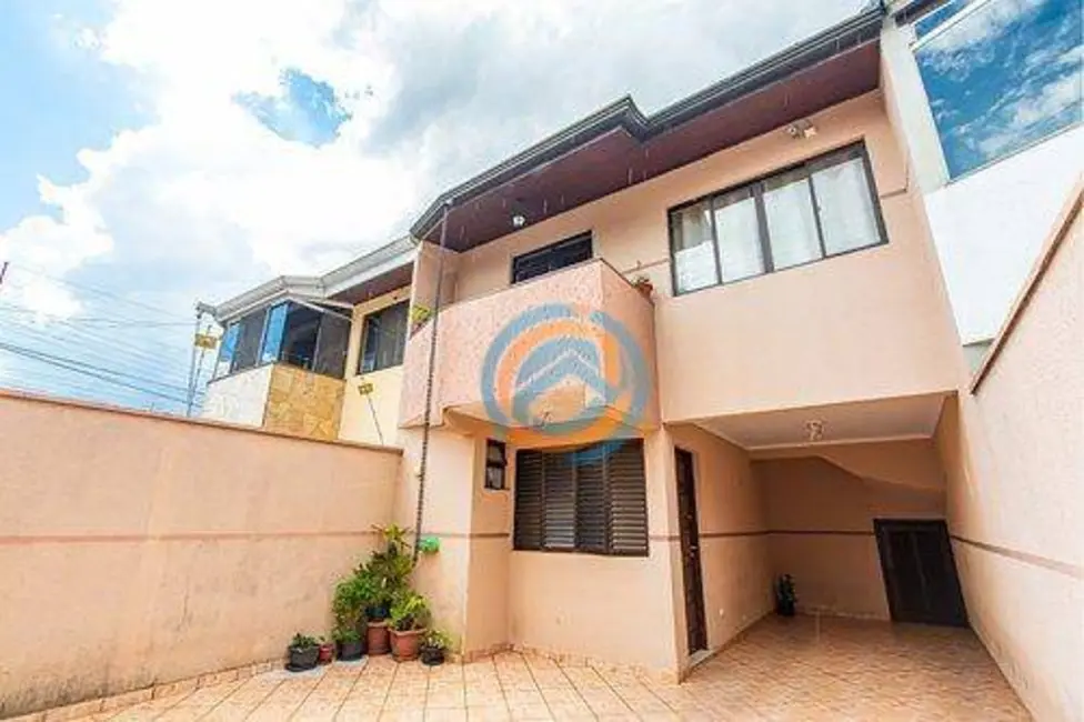 Sobrado com 3 quartos à venda, 120m2 em Novo Mundo, Curitiba - PR - imagem 4 Foto 4 de Sobrado com 3 quartos à venda, 120m2 em Novo Mundo, Curitiba - PR