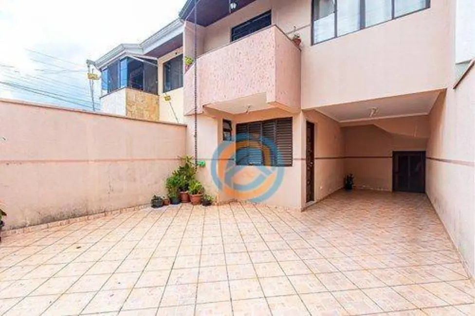 Sobrado com 3 quartos à venda, 120m2 em Novo Mundo, Curitiba - PR - imagem 3 Foto 3 de Sobrado com 3 quartos à venda, 120m2 em Novo Mundo, Curitiba - PR