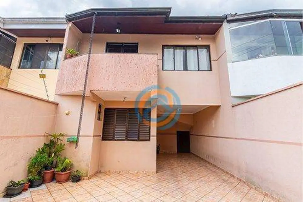 Sobrado com 3 quartos à venda, 120m2 em Novo Mundo, Curitiba - PR - imagem 2 Foto 2 de Sobrado com 3 quartos à venda, 120m2 em Novo Mundo, Curitiba - PR