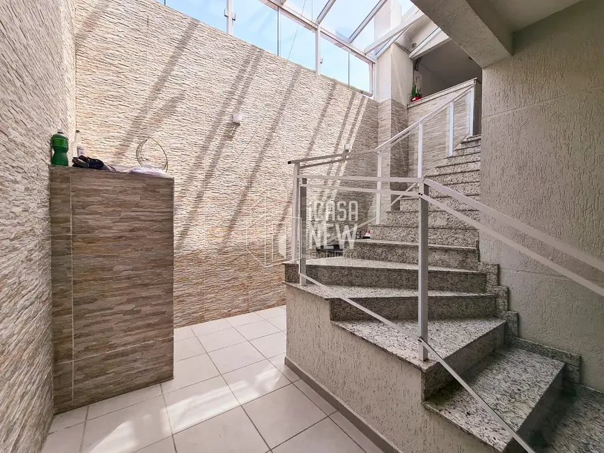 Sobrado com 3 quartos à venda, 178m2 em Pinheirinho, Curitiba - PR - imagem 9 Foto 9 de Sobrado com 3 quartos à venda, 178m2 em Pinheirinho, Curitiba - PR