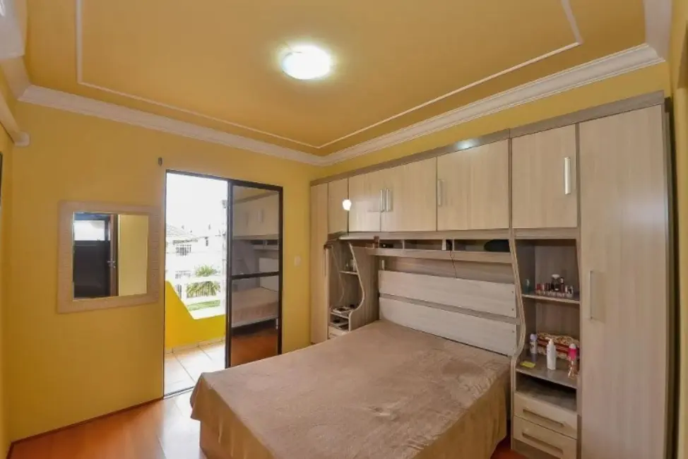 Sobrado com 3 quartos à venda, 130m2 em Hauer, Curitiba - PR - imagem 8 Foto 8 de Sobrado com 3 quartos à venda, 130m2 em Hauer, Curitiba - PR