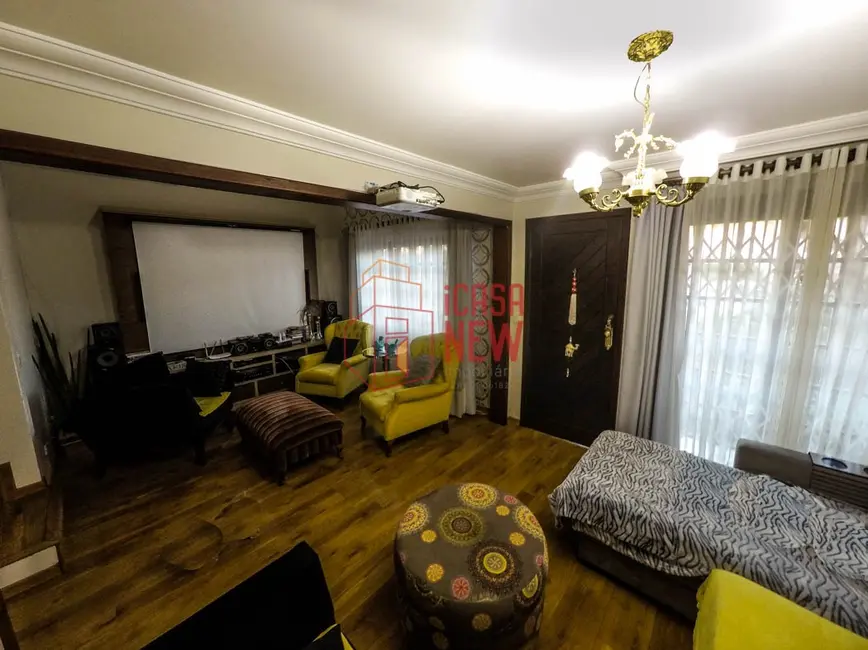 Casa com 3 quartos à venda, 200m2 em Santa Cândida, Curitiba - PR - imagem 5 Foto 5 de Casa com 3 quartos à venda, 200m2 em Santa Cândida, Curitiba - PR