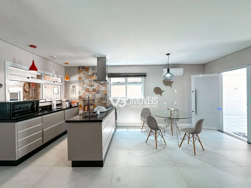 Foto 8 de Sobrado com 4 quartos à venda, 175m2 em Matinhos - PR