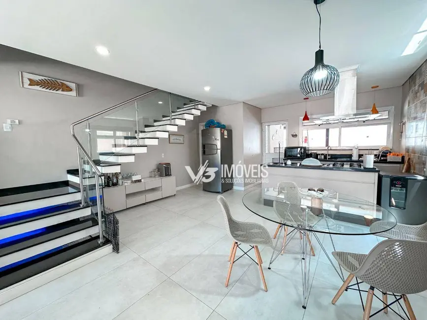 Foto 3 de Sobrado com 4 quartos à venda, 175m2 em Matinhos - PR