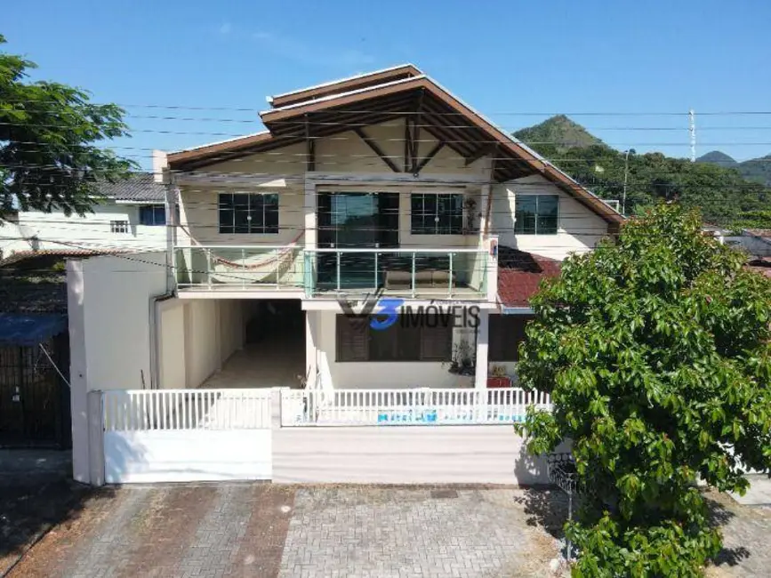 Foto 1 de Sobrado com 8 quartos à venda, 336m2 em Matinhos - PR