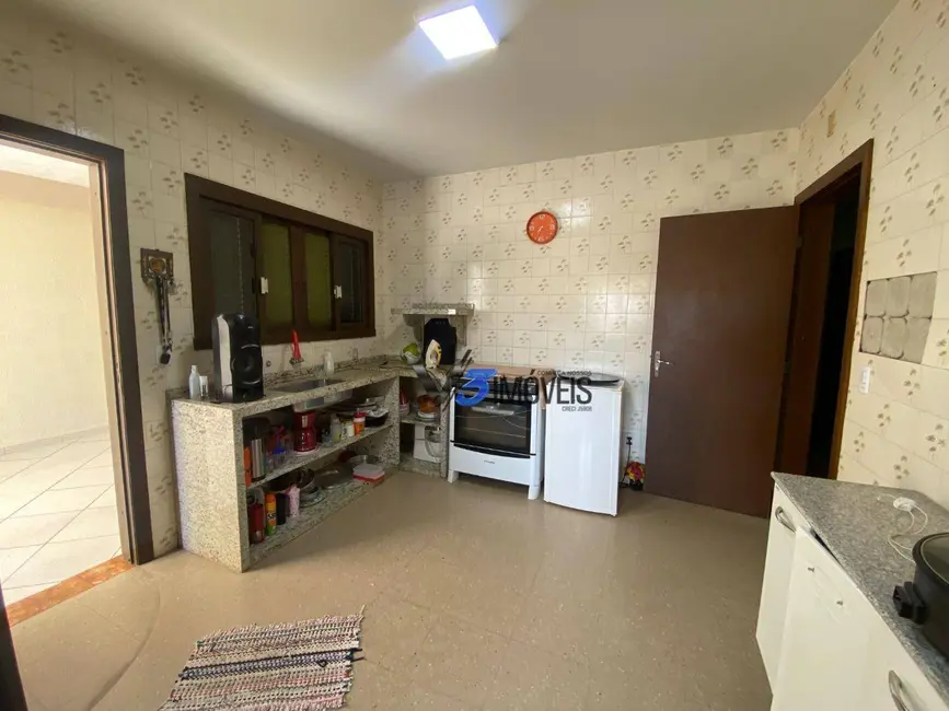 Foto 3 de Sobrado com 8 quartos à venda, 336m2 em Matinhos - PR