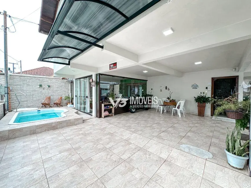 Casa com 4 quartos à venda, 261m2 em Matinhos - PR - imagem 2 Foto 2 de Casa com 4 quartos à venda, 261m2 em Matinhos - PR